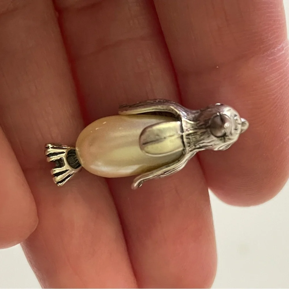 Penguin Pearl silver tone pendant, vintage ? Penguin necklace pendant only - Picture 6 of 7
